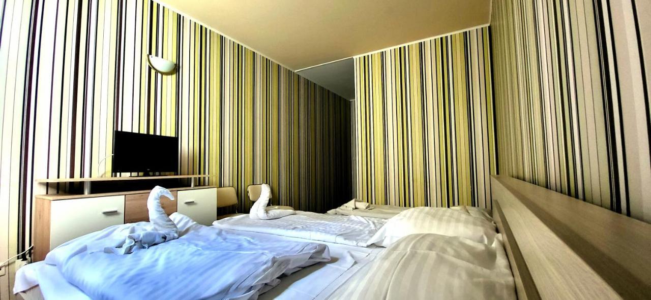 Hotel Korona Siofok Bagian luar foto